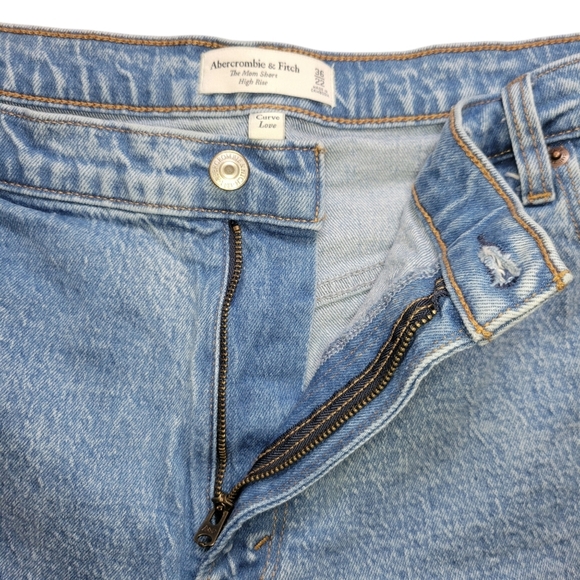 A&F Curve Love The Mom Short High Rise Lightwash Denim Jean Short Women 36 / 22 - Picture 3 of 7